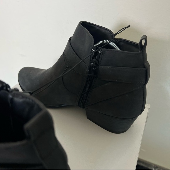 NWT UNIONBAY Tilly Black Buckle Side Zipper Short Heel Ankle Boots Sz 8.5 - Picture 4 of 10
